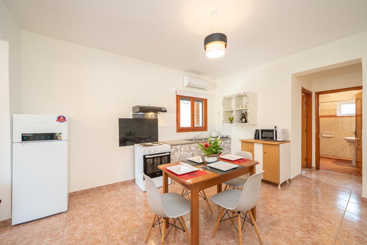 Afroditi Holiday Home - Yellow Apartment Svoronata Exterior photo