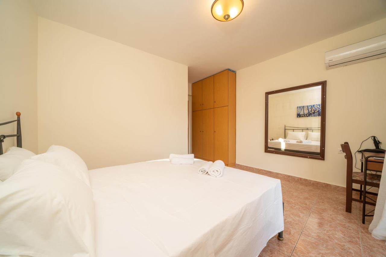 Afroditi Holiday Home - Yellow Apartment Svoronata Exterior photo