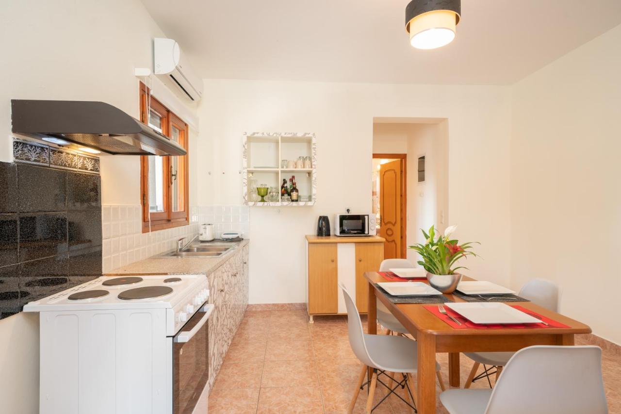 Afroditi Holiday Home - Yellow Apartment Svoronata Exterior photo